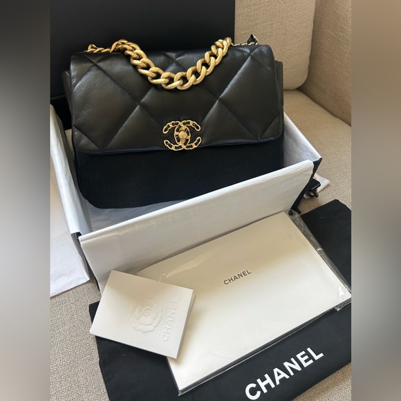 Chanel 19 Large (middle size) - Black Lambskin - Picture 4 of 9